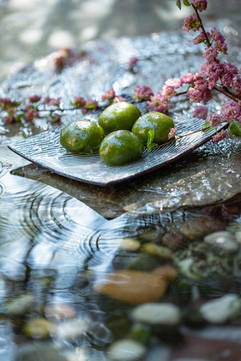 水面上的<strong>青团</strong>和桃花枝特色写实摄影