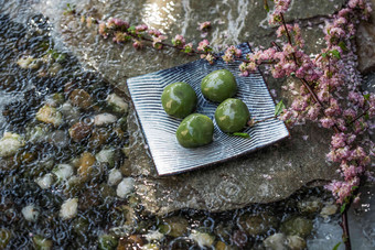 水面上的青团和桃花枝