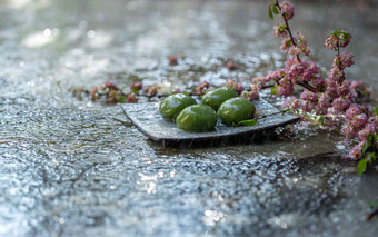 雨中水面上的<strong>青团</strong>和桃花饮食文化高端场景