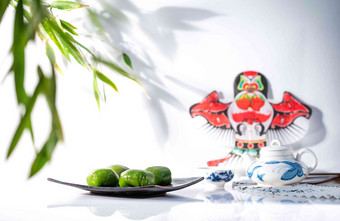 竹叶下的风筝和<strong>青团</strong>茶具中国元素高清相片