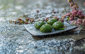 雨中的青团和桃花植物写实相片