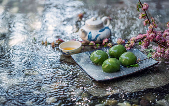 雨中石板上的青团和茶具