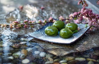 水面石板上的青团和桃花枝中国食品<strong>高端</strong>照片