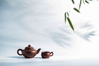 竹叶下的茶壶和茶杯影棚拍摄氛围素材