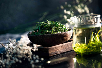 一杯绿茶和<strong>茶叶</strong>创意高质量摄影图