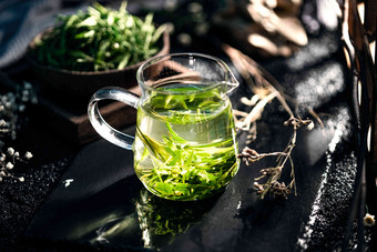 一杯绿茶和茶叶玻璃杯清晰拍摄
