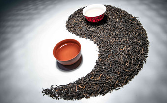 茶叶和茶杯组成的太极图案八卦氛围图片