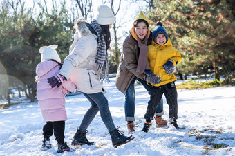 快乐的一家人在雪地里做游戏水平构图高清拍摄