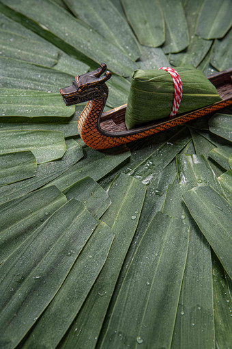 龙舟和粽子捆场景