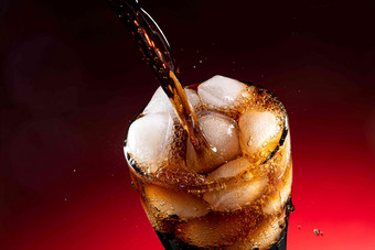 可乐倒入装满冰块的杯中汽水高端图片