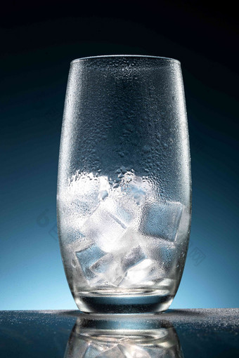 玻璃杯中的<strong>冰块</strong>