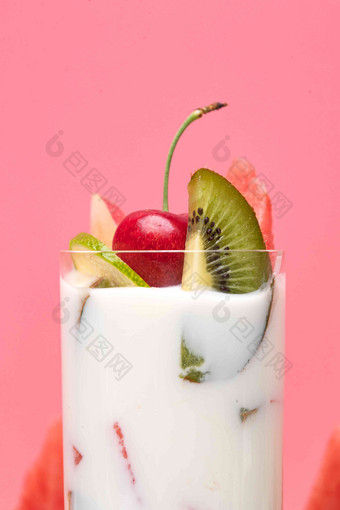 水果酸奶杯局部特写牛奶高清摄影图