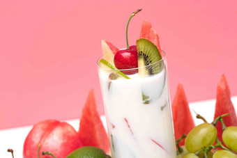 水果酸奶杯成熟的写实摄影图