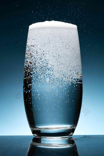 玻璃杯中苏打水碳酸饮料高端影相