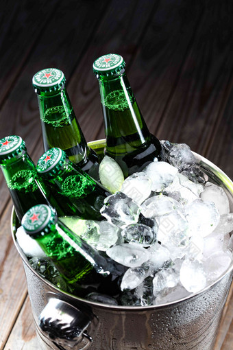 冰镇玻璃瓶啤酒冰桶清晰摄影图