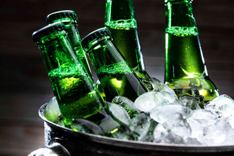 冰镇玻璃瓶啤酒和冰块氛围摄影