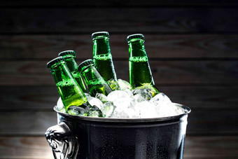 冰桶里的冰镇啤酒概念照片