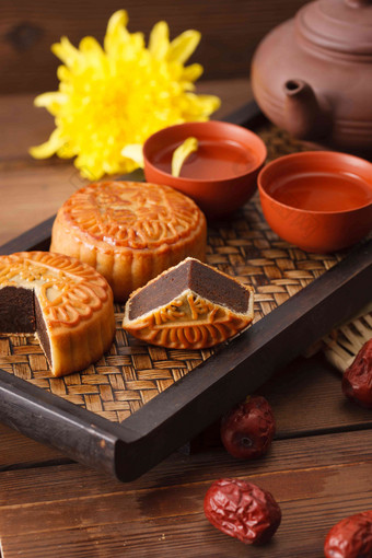 静物月饼和红枣茶壶写实素材
