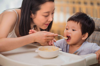 妈妈喂宝宝吃饭东亚高质量影相