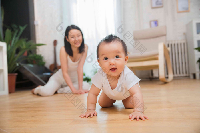 妈妈宝宝木地板安全家庭生活清晰拍摄