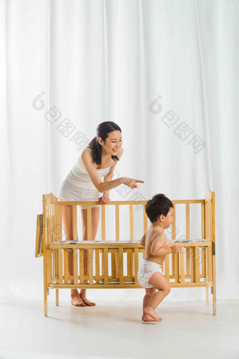 妈妈玩耍母婴卧室亚洲清晰图片