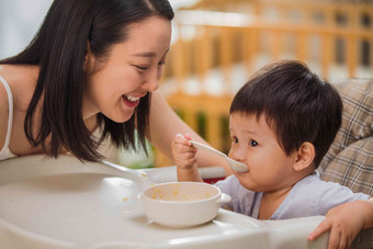 妈妈喂宝宝吃饭餐饮高端拍摄