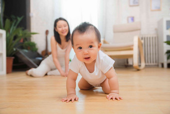 妈妈宝宝趴着童年亚洲人氛围照片