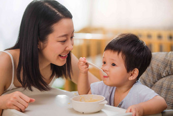 妈妈喂宝宝吃饭婴儿食品高质量场景