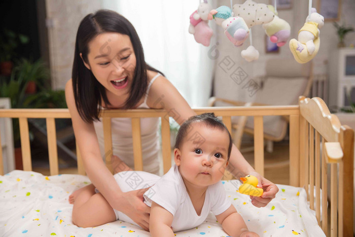 妈妈玩耍女孩卧室母亲高清相片