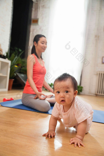 妈妈宝宝女孩快乐瑜伽清晰图片