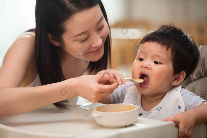 妈妈喂宝宝吃饭快乐高端素材