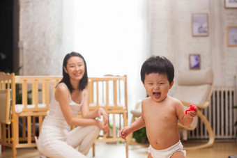 妈妈玩耍中国男婴木地板影相
