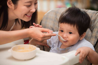 妈妈喂宝宝吃饭椅子高质量拍摄