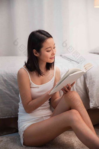 年轻女人看书亚洲清晰图片