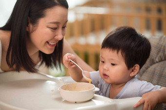 妈妈喂宝宝吃饭东方人高清场景