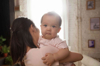 妈妈抱着宝宝住宅内部氛围图片