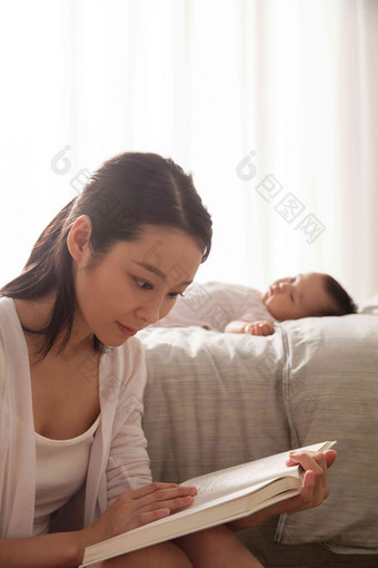 年轻妈妈<strong>看书</strong>