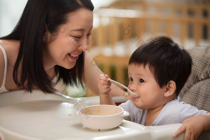 妈妈喂宝宝吃饭椅子高清镜头