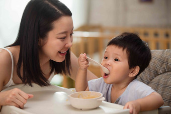 妈妈喂宝宝吃饭安全高端相片