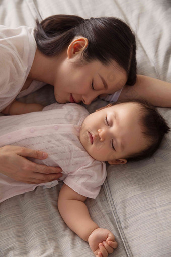 妈妈和宝宝睡觉幸福摄影