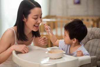 妈妈喂宝宝吃饭膳食氛围摄影图