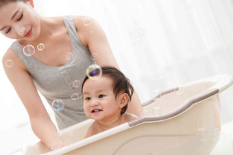 妈妈洗澡婴儿柔和放松高清相片