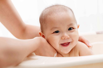 妈妈洗澡儿童柔和放松清晰摄影图