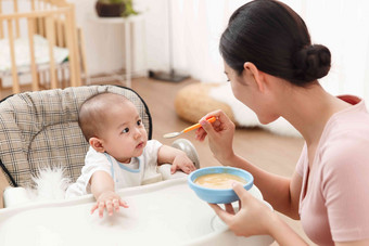 妈妈喂宝宝<strong>吃饭吃饭</strong>女人氛围图片