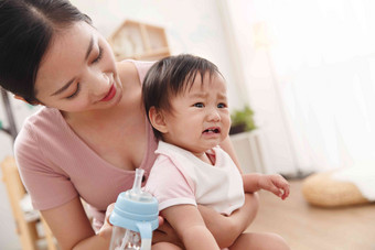 妈妈宝宝母婴青年人焦虑悲伤高清图片