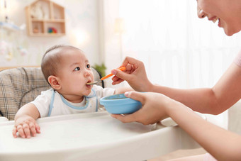 妈妈喂宝宝吃饭幼儿清晰摄影图