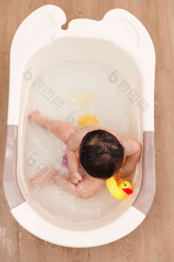 宝宝洗澡活力清晰摄影图