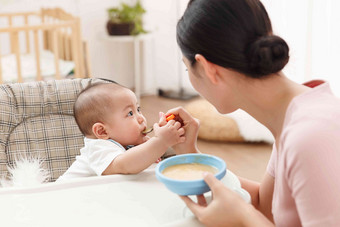 妈妈喂宝宝吃饭婴儿座椅镜头