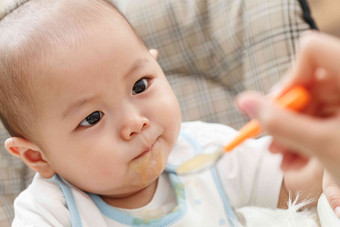 妈妈喂宝宝吃饭婴儿食品氛围摄影图