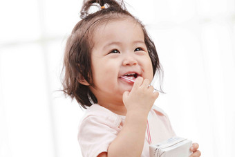 可爱宝宝喝奶中国人清晰照片